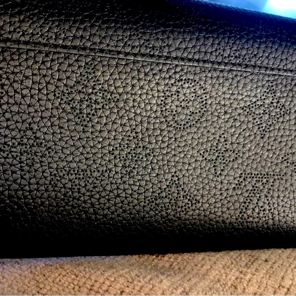 😍😍😍Louis Vuitton Iris Mahina Black Leather Wallet- Authentic 🥰